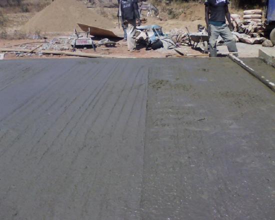 Construction d'un radier: beton fraichement coulé