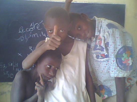 Mes voisins: Omar , Papy et Rasmane entrain à côté de leur tableau