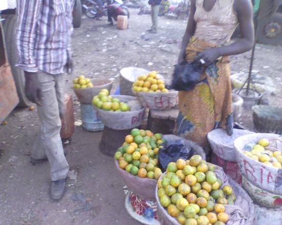 Bobo Dioulasso: marché de fruit; des oranges mandarines  ...