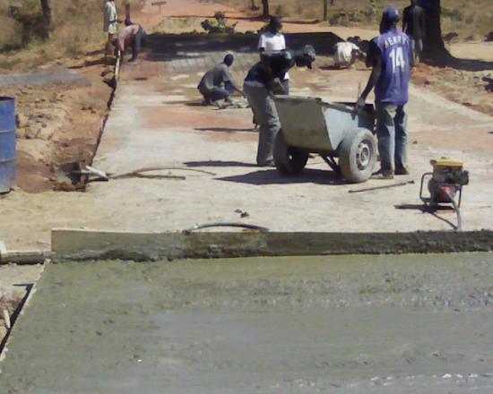 Construction d'un radier: des ouviers avec une brouette pleine