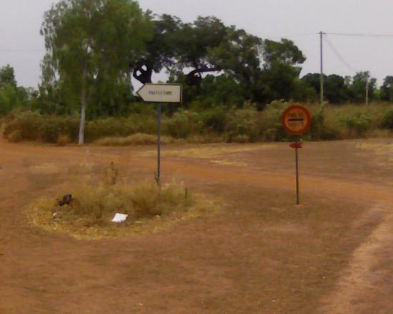 Construction d'une piste rurale: les paneaux de signalisation