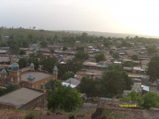 La ville de Gaoua vue de la colline du pouvoir.
