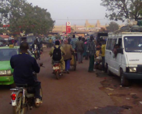 Bobo Dioulasso:la foule aux abord du marché central situé au fond en j