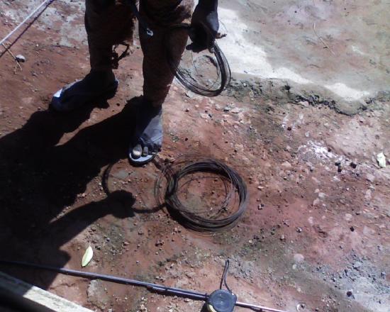 Construction d'un radier: fer d'attache pour le ferraillage