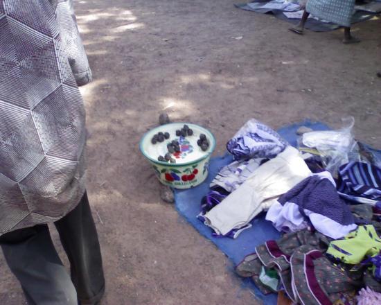 Quelques marchandises: marché de Komsilga
